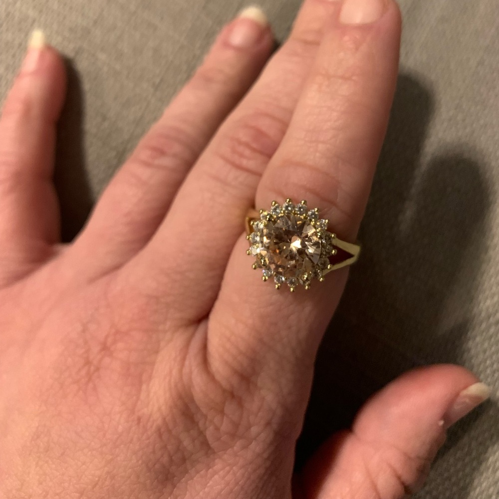 Beautiful Gold ring - Picture 3 of 3